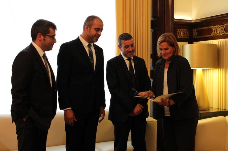 Lliurament declaraci&oacute; Vilassar de Dalt al Parlament