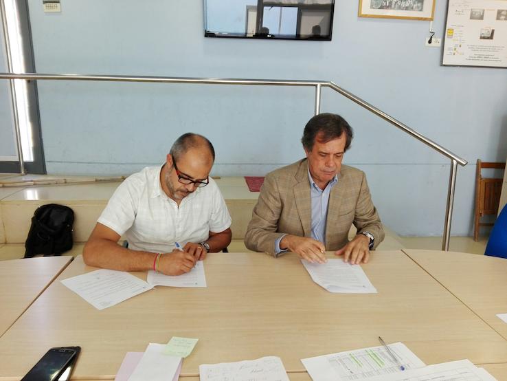 L'alcalde Miquel Buch i el representant de SOREA Ramon Albareda signant el conveni