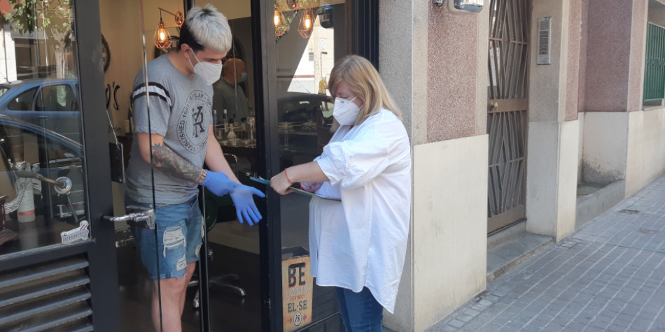 L'Ajuntament reparteix EPIs entre els comerços i els serveis de la vila