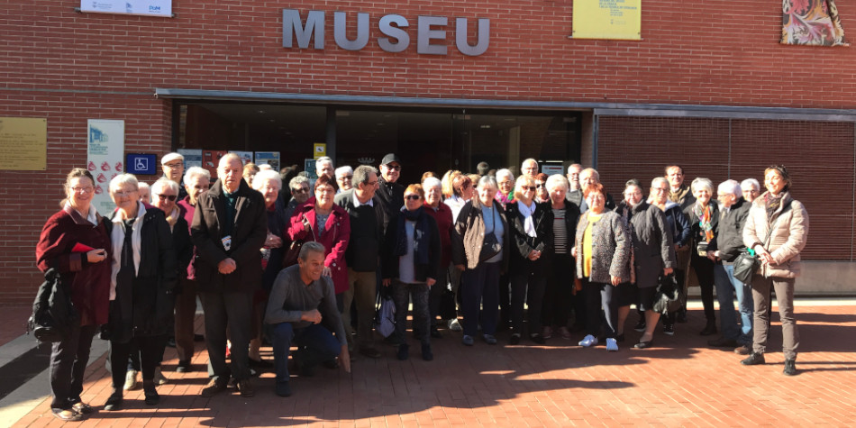 Foto d'un dels grups de turistes francesos davant del Museu de l'Estampaci