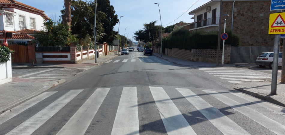 Nou pas elevat de vianants a la cruïlla d´Unió amb la carretera de Vilassar de Dalt