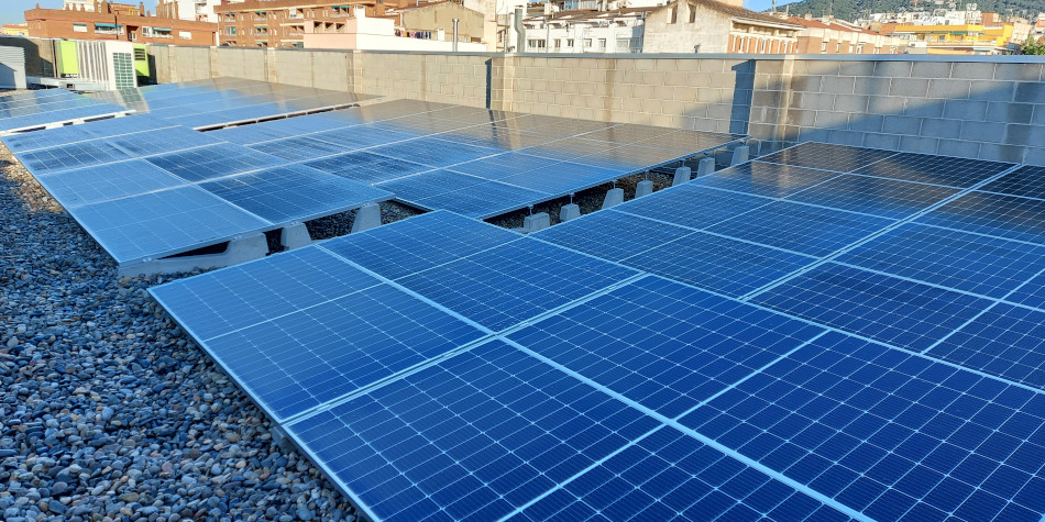 Plaques solars a l'edifici municipal de Ca l'Escoda