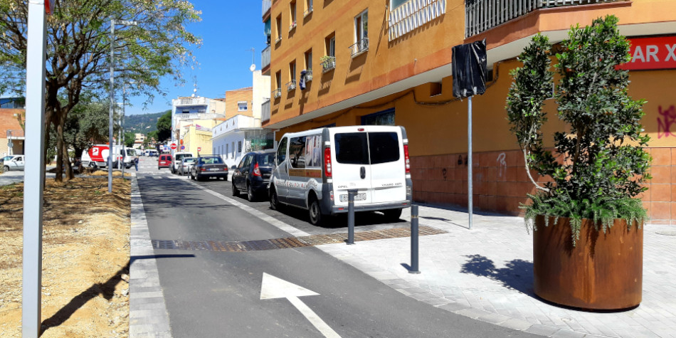 Treballs de senyalització d'aparcament al barri de Santa Maria