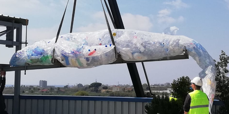 La balena de l'escola El Pilar en el moment d'arribar a la planta de valoritzaci de residus de Matar